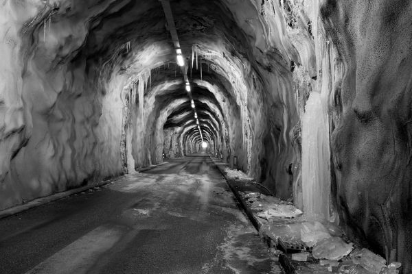 Tunnel
Val de Bagnes Fionnay
Schlüsselwörter: Tunnel Beleuchtung beleuchtet Neon Strasse Infrastruktur Verkehr Verkehrsweg Berg unterirdisch Bauwerk Architektur Nothaltebucht Licht kÃ¼nstlich unterirdisch Eis Glatteis Eiszapfen Feuchtigkeit NÃ¤sse