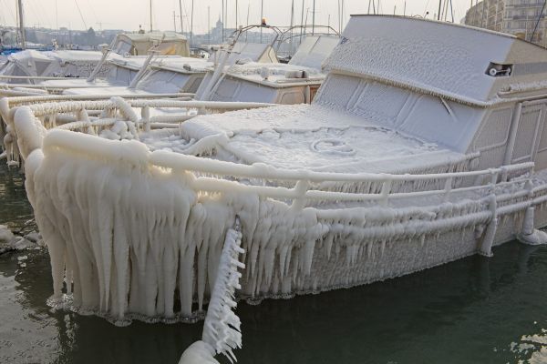 Frozen ship
GenÃ¨ve
Schlüsselwörter: Eis vereist Wasser arktisch Winter KÃ¤lte weiss sibirisch Frost Ereignis Skulptur VerhÃ¼llung Schiff Hafen malerisch pittoresk skurill bizarr surrealistisch selten unbrauchbar Attraktion eingepackt umhÃ¼llt Zuckerguss Motorboot Kunstwerk unbeweglich Ruhe