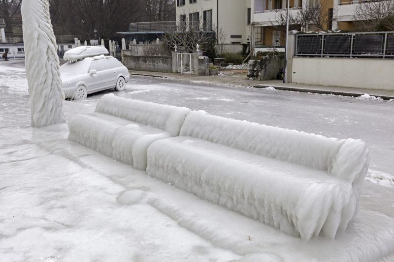 Rest!
Versoix Lac Léman
Schlüsselwörter: Eis eisig vereist arktisch Schnee Winter Kälte weiss kalt sibirisch Frost Ereignis Skulptur Verhüllung Wetter malerisch pittoresk Frische skurill bizarr selten Attraktion extrem Zuckerguss Bank Glatteis  Kunstwerk unbeweglich Stillstand Ruhe 