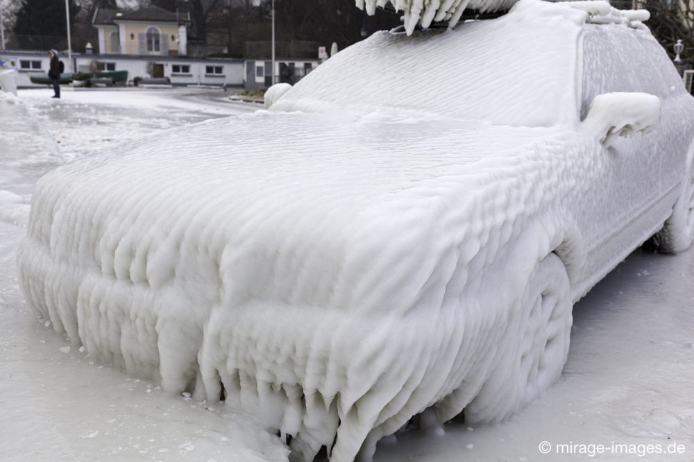 Bad Luck
Versoix Lac Léman
Schlüsselwörter: Zuckerguss Glatteis Eis vereist arktisch Winter Kälte sibirisch Frost Skulptur Auto malerisch pittoresk bizarr surrealistisch selten unbrauchbar Attraktion extrem eingepackt hilflos Fahrzeug Kunstwerk unbeweglich Ruhe friedlich Schönheit Zauber Spektake