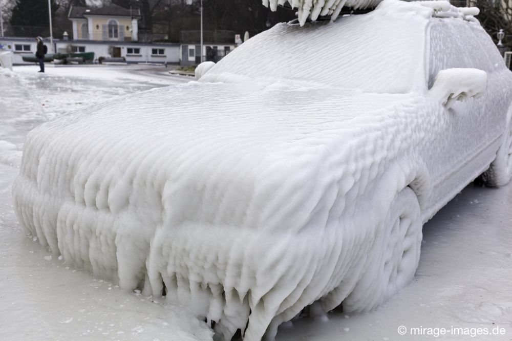 Bad Luck
Versoix Lac LÃ©man
Schlüsselwörter: Zuckerguss Glatteis Eis vereist arktisch Winter KÃ¤lte sibirisch Frost Skulptur Auto malerisch pittoresk bizarr surrealistisch selten unbrauchbar Attraktion extrem eingepackt hilflos Fahrzeug Kunstwerk unbeweglich Ruhe friedlich SchÃ¶nheit Zauber Spektake