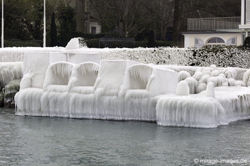 Icy Beach Chairs
Versoix Lac Léman
Schlüsselwörter: Zuckerguss Glatteis Eis vereist arktisch Winter Kälte sibirisch Strandkörbe Frost Skulptur malerisch pittoresk bizarr surrealistisch selten unbrauchbar Attraktion extrem eingepackt  Kunstwerk unbeweglich Ruhe friedlich Schönheit Zauber Spektakel 
