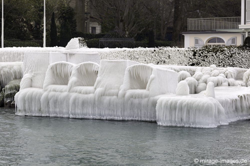 Icy Beach Chairs
Versoix Lac LÃ©man
Schlüsselwörter: Zuckerguss Glatteis Eis vereist arktisch Winter KÃ¤lte sibirisch StrandkÃ¶rbe Frost Skulptur malerisch pittoresk bizarr surrealistisch selten unbrauchbar Attraktion extrem eingepackt  Kunstwerk unbeweglich Ruhe friedlich SchÃ¶nheit Zauber Spektakel 