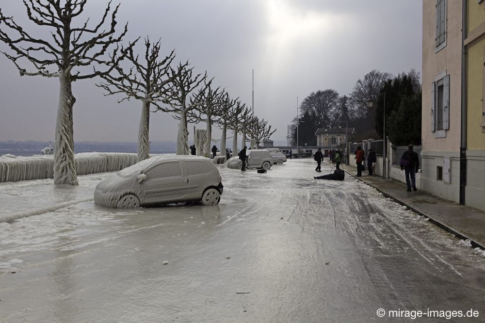 Open Air Studio
Versoix Lac Léman
Schlüsselwörter: Zuckerguss Glatteis Eis vereist arktisch Winter Kälte sibirisch Frost Skulptur Auto malerisch pittoresk bizarr surrealistisch selten unbrauchbar Attraktion extrem eingepackt hilflos Fahrzeug Kunstwerk unbeweglich Ruhe friedlich Schönheit Zauber Spektake