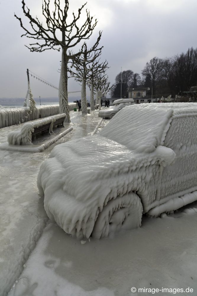 Deep frozen
Versoix Lac LÃ©man
Schlüsselwörter: Zuckerguss Glatteis Eis vereist arktisch Winter KÃ¤lte sibirisch Frost Skulptur Auto malerisch pittoresk bizarr surrealistisch selten unbrauchbar Attraktion extrem eingepackt hilflos Fahrzeug Kunstwerk unbeweglich Ruhe friedlich SchÃ¶nheit Zauber Spektake