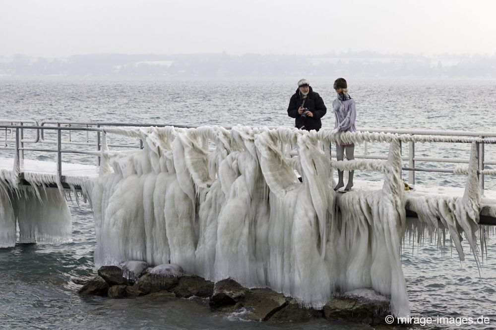 The girl and the Photographer
Versoix Lac LÃ©man
Schlüsselwörter: Zuckerguss Glatteis Eis vereist arktisch Winter KÃ¤lte sibirisch Frost Skulptur malerisch pittoresk surrealistisch Puppe Fotograf unbrauchbar Attraktion extrem eingepackt hilflos Fahrzeug Kunstwerk unbeweglich Ruhe friedlich SchÃ¶nheit Zauber Spektakel