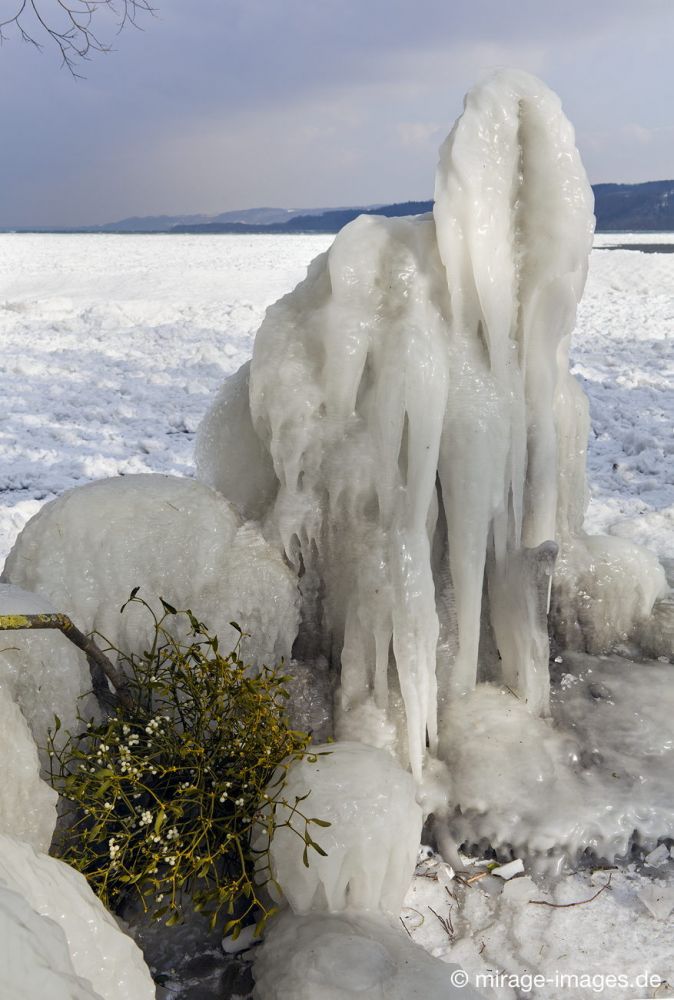 Grand Theatre
Lac de Neuchâtel 
Schlüsselwörter: Theater Bühne Licht Eis vereist arktisch Winter Kälte kalt sibirisch Frost malerisch skurill bizarr surrealistisch  extrem eingepackt umhüllt Baum Kunstwerk unbeweglich Stillstand Ruhe friedlich Phänomen Element Schönheit Magie Zauber magisch Zuckerg