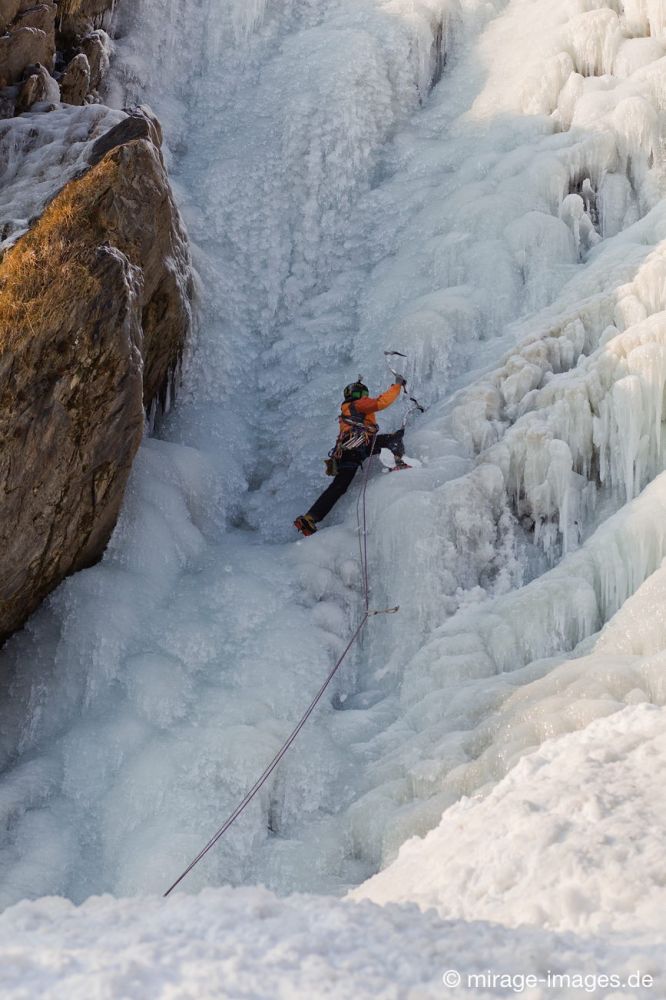 Ice Climbing on Cascade de Pissevache
Vernayaz 
Schlüsselwörter: Aktivität eingefroren Einklang Eis Eisklettern Erholung Extremsport Fitness fliessen Flusslauf fragil Frost gefährlich gefroren Herausforderung Kälte Konzentration Kraft mutig Person Pracht rauh  Ruhe Schnee Schönheit sibirisch Sport Wasserfall Winter