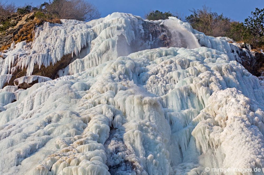 Schlüsselwörter: Aktivität eingefroren Einklang Eis Eisklettern Erholung Extremsport Fitness fliessen Flusslauf fragil Frost gefährlich gefroren Herausforderung Kälte Konzentration Kraft mutig Person Pracht rauh  Ruhe Schnee Schönheit sibirisch Sport Wasserfall Winter