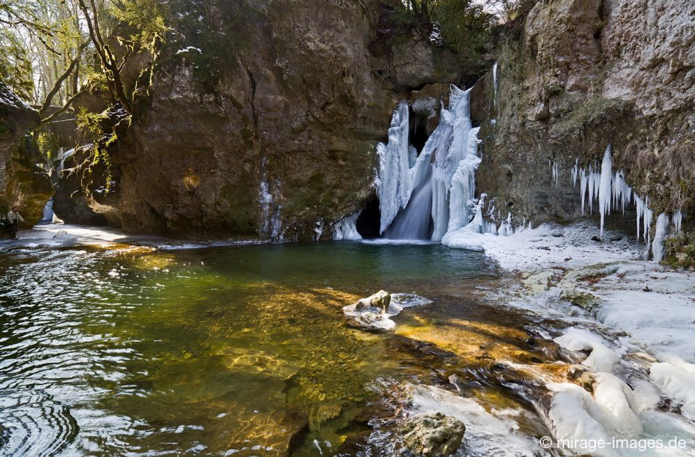 Tine de conflens 
La Sarraz
Schlüsselwörter: bizarr draussen eingefroren Einklang Eis Eiszapfen fantastisch Felsen fliessen friedlich Frost gefroren Gewässer Jahreszeit Kälte Magie magisch Pracht rauh romantisch Schönheit Stillstand vereist verzaubert Wasser Wasserfall weich weiss Winter Zauber
