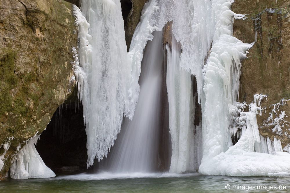 Tine de conflens 
La Sarraz
Schlüsselwörter: bizarr draussen eingefroren Einklang Eis Eiszapfen fantastisch Felsen fliessen friedlich Frost gefroren GewÃ¤sser Jahreszeit KÃ¤lte Magie magisch Pracht rauh romantisch SchÃ¶nheit Stillstand vereist verzaubert Wasser Wasserfall weich weiss Winter Zauber 