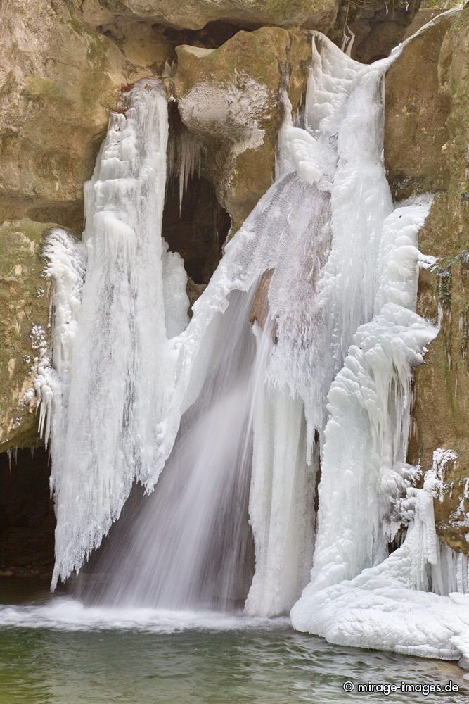 Tine de conflens
La Sarraz
Schlüsselwörter: aussen Eis Eiszapfen Wasser Schnee Winter KÃ¤lte weiss kalt Fels Steine wild Wildnis romantisch rauh ungezÃ¤hmt Natur natÃ¼rlich Naturschutz geschÃ¼tzt Frost gefroren eingefroren draussen Jahreszeit Skulptur Elemente SchÃ¶nheit Stillstand bewegungslos Ruh