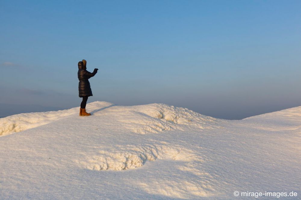 Eskimo takes a Picture
Plage dÂ´Yvonand
Schlüsselwörter: Schnee Eis fantastisch friedlich Frost gefroren GewÃ¤sser Winter KÃ¤lte Magie magisch Pracht rauh extrem kalt DÃ¼nen  Landschaft Natur romantisch SchÃ¶nheit vereist verzaubert Wasser Ufer See Winter Zauber MÃ¤dchen fotografieren Ruhe friedlich DÃ¼nen Aben