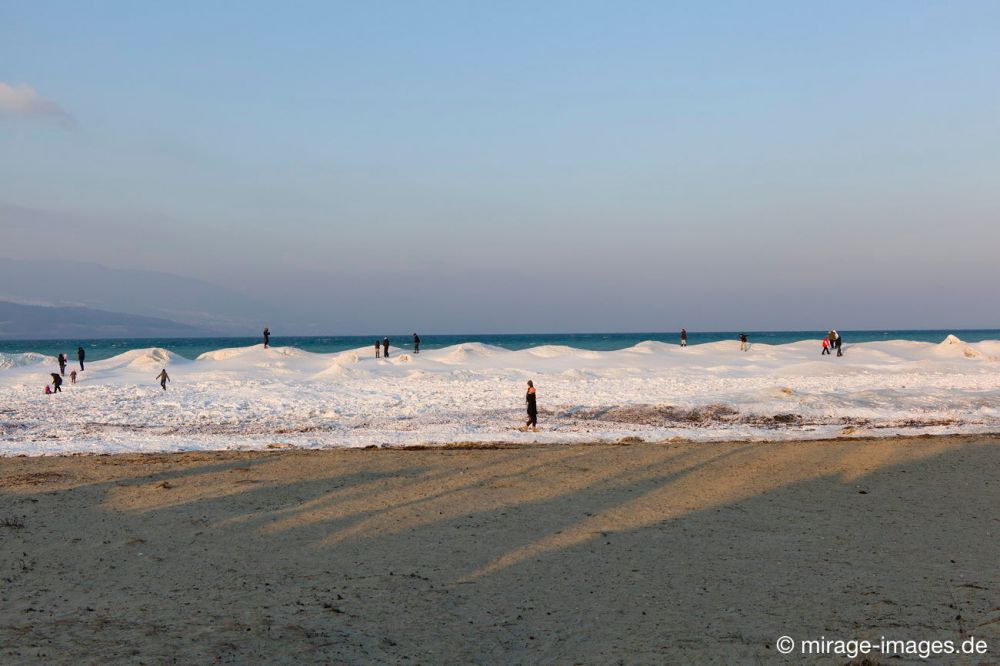 Plage dÂ´Yvonand
Lac de NeuchÃ¢tel 
Schlüsselwörter: Freunde Eis fantastisch friedlich Frost gefroren GewÃ¤sser Winter KÃ¤lte Magie magisch Pracht rauh extrem kalt DÃ¼nen  Landschaft Natur romantisch SchÃ¶nheit vereist verzaubert Wasser Ufer See Winter Zauber spielen Insel Ruhe friedlich Panorama Abendsonne