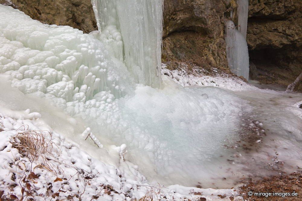 Gorges de l'Areuse
Val de Travers
Schlüsselwörter: Eis Eiszapfen Wasser Schnee Winter KÃ¤lte weiss kalt Fels Steine wild Wildnis romantisch rauh ungezÃ¤hmt Natur natÃ¼rlich Frost gefroren Jahreszeit Skulptur Elemente SchÃ¶nheit Stillstand Pracht Zauber verzaubert Magie magisch bizarr Harmonie bewegungslos