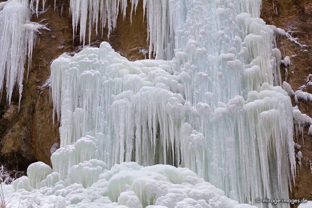 Gorges de l'Areuse
Val de Travers
Schlüsselwörter: Eis Eiszapfen Wasser Schnee Winter KÃ¤lte weiss kalt Fels Steine wild Wildnis romantisch rauh ungezÃ¤hmt Natur natÃ¼rlich Frost gefroren Jahreszeit Skulptur Elemente SchÃ¶nheit Stillstand Pracht Zauber verzaubert Magie magisch bizarr Harmonie bewegungslos