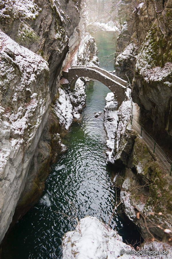 Pont Saut de Brot 
Gorges de l'Areuse
Schlüsselwörter: alt Brücke Eis Melancholie Felsen Fluss Frost Jahreszeit kalt Kälte Landschaft Magie magisch Natur natürlich Pracht rau romantisch Schlucht Schnee Schönheit Stille Stillstand ungezähmt ursprünglich urwüchsig verzaubert Wasser wild Winter Zauber