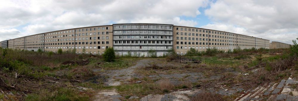 Koloss von Prora
Rügen
Schlüsselwörter: Kraft durch Freude KdF Seebad Urlaub Symbol Nationalsozialismus Beton Architektur Denkmal Gebäude monumental Größenwahn größenwahnsinnig Panorama uniform Gleichheit schmucklos kalt karg Denkmalschutz Volkspolizei Sozialismus Naziseebad Kinderferienla