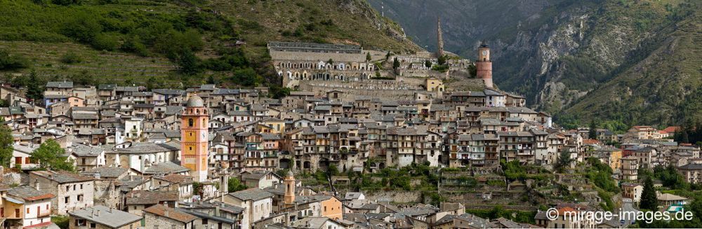 Tende
Provence-Alpes-Côte d’Azur
Schlüsselwörter: Panorama Ort Glockenturm Kirche Landschaft HÃ¤user gewachsen malerisch pittoresk hÃ¼bsch Reiseort Ziel Touristenort Tourismus Terassen Berge Architektur Berghang romantisch harmonisch lebendig geschÃ¤ftig organisch alt mediterran Erdfarben