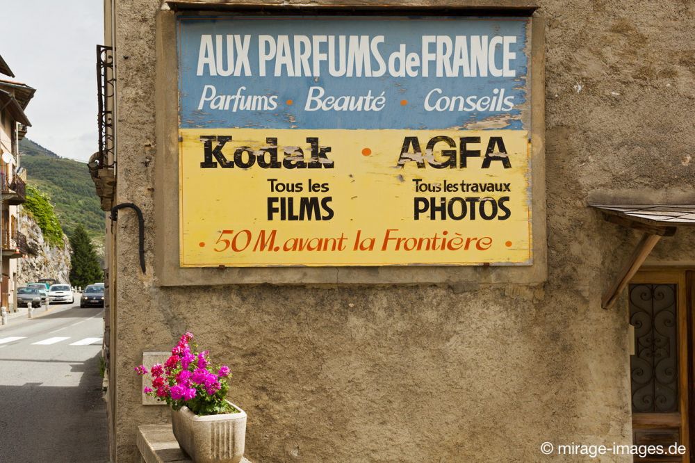 Over
Provence-Alpes-Cte dAzur
Schlüsselwörter: Werbung Schild alt antik Fotogrifie Filme Kodak Agfa Tourismus Reklame Blumen charmant Charme Vergangenheit vorbei damals analog Wandel Veränderung stehengeblieben gelb