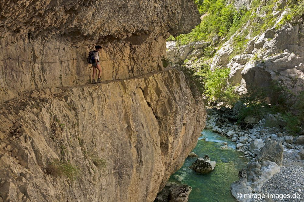 Balcony
Gorges du Verdon
Schlüsselwörter: Schlucht Felsen Vorsprung Weg Pfad wandern Wanderung Fluss fliessen Gewässer malerisch Freizeit AktivitÃ¤t sauber Naturschutz Landschaft Provence schwindelfrei Urlaub Sonne Wanderer HÃ¶henangst gefÃ¤hrlich Gefahr Tiefe Einschnitt Abgrund