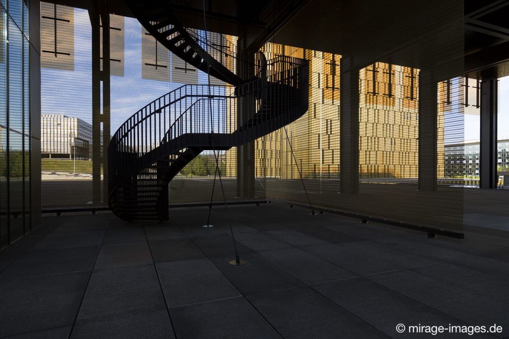 EuropÃ¤ischer Gerichtshof - Cour de justice de l'Union europÃ©enne EuGH
Kirchberg Luxemburg
Schlüsselwörter: reprÃ¤sentativ Prestige Architektur Treppe geschwungen Eisen Stahl Durchsicht Transparenz Justiz Sichtblenden SÃ¤ulen Pfeiler Durchgang Amt Recht Rechtssprechung Staatsorgan Staatsgewalt Judikative EU Verwaltung gold modern 