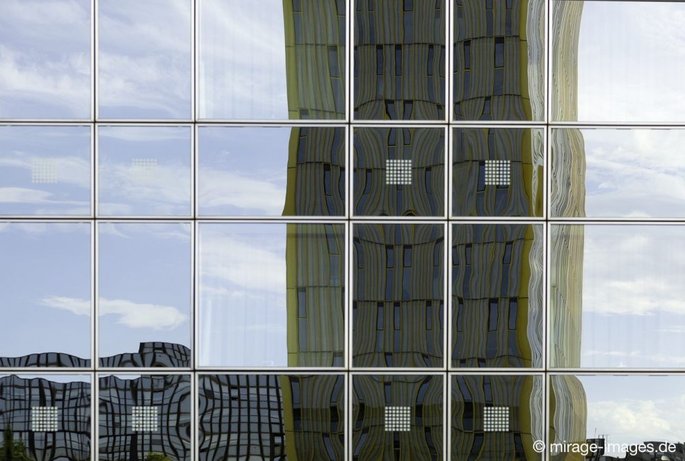 Sofitel
Luxembourg Kirchberg
Schlüsselwörter: Spiegel Glas Fassade Spiegelung Hochhaus verzerrt Himmel europäischer Gerichtshof Architektur Oberfläche glatt kalt modern international urban Turm geometrisch
