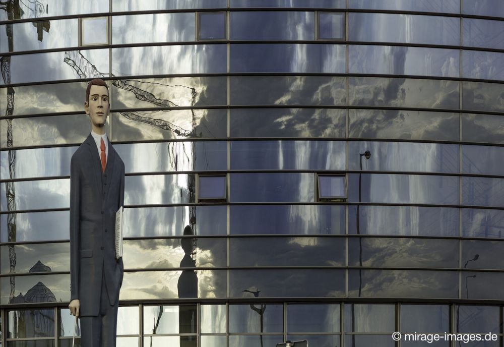 De Lange BaÌˆnker - DEKA Bank
Luxembourg Kirchberg
Schlüsselwörter: Spiegel Glas Fassade Spiegelung Hochhaus verzerrt Himmel DEKA Bank Architektur OberflÃ¤che glatt kalt modern rund Skulptur Mann Aktentasche Baukran Archetyp Plastik 