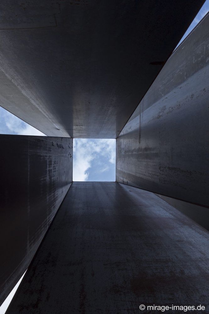 Exchange - Plastik von Richard Serra auf der Steininsel am Ende der Rue J.F.Kennedy
Luxembourg Kirchberg
Schlüsselwörter: Kunst Sonne blau Wolken Himmel grau Leere massiv Skulptur Plastik Attraktion Eisen Stahl roh Rost Landmarke Architektur Kirchberg Plateau weltoffen