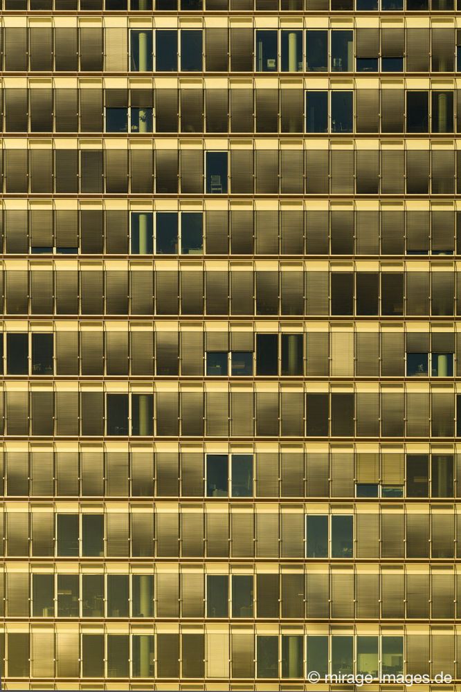 Europäischer Gerichtshof - Cour de justice de l'Union européenne EuGH
Kirchberg Luxemburg
Schlüsselwörter: Architektur Büro Einfluss Fassade Fenster funktionell Gebäude Geld Geometrie Glanz Glas Hochhaus Institution Licht  modern Place de l'Europe Politik Prestige Reflektion repräsentativ schnörkellos gold Struktur Symmetrie urban Verwaltung Wolkenkrat