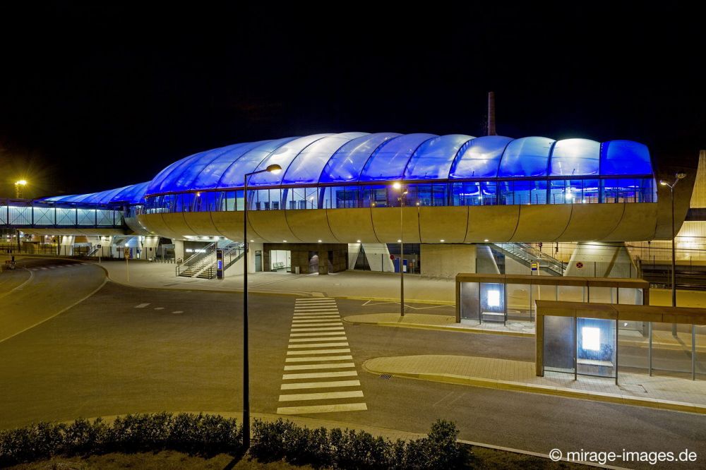 Gare Belval UniversitÃ©
Esch-sur-Alzette
Schlüsselwörter: reprÃ¤sentativ Prestige Architektur nachts farbig blau Infrastruktur Bahnhof futuristisch modern verlassen menschenleer Lichter beleuchtet Wurm Glas Kunstlicht Stadtentwicklung avantgardistisch Avantgarde rund weich Form elegant Ãœberdachung schwebend