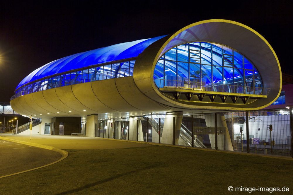 Gare Belval UniversitÃ©
Esch-sur-Alzette
Schlüsselwörter: reprÃ¤sentativ Prestige Architektur nachts farbig blau Infrastruktur Bahnhof futuristisch modern verlassen menschenleer Lichter beleuchtet Wurm Glas Kunstlicht Stadtentwicklung avantgardistisch Avantgarde rund weich Form elegant Ãœberdachung schwebend