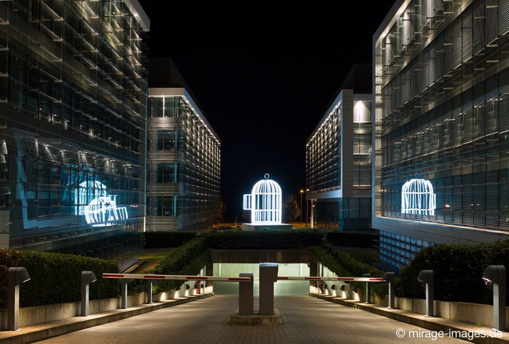 Bird cage Su-Mei Tse 2008
Luxembourg Kirchberg K2
Schlüsselwörter: Kunst Skulptur Plastik beleuchtet Neon Licht Käfig Vogel Symbol Freiheit chinesisch Singvögel Vogelkäfig K2 Installation Poesie poetisch Kirchberg Plateau urban Architektur international Tradition