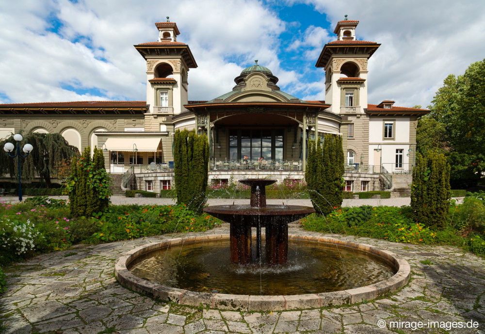 Casino de Montbenon
Lausanne
Schlüsselwörter: Brunnen Wasser Wasserspeier romantisch friedlich fließen plätschern beruhigend Meditation meditativ Gesicht klar rein sauber Cinémathèque suisse Kultur Lebensspender