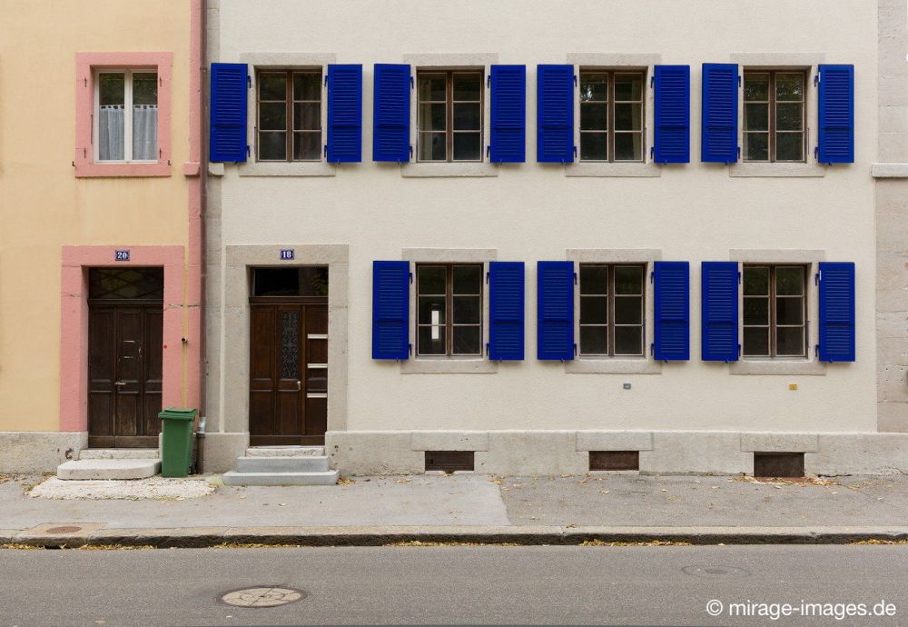 Yves Klein blue
La Chaux-de-Fonds
Schlüsselwörter: Fassade Hausfront FensterlÃ¤den blau Gestaltung Eingang EingÃ¤nge Haus HÃ¤user ReihenhÃ¤user BÃ¼rgersteig Strasse