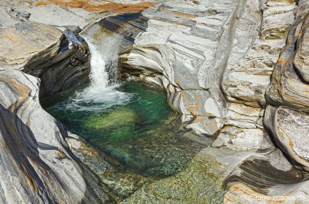 Ponte dei Salti a Lavertezzo
Valle Verzasca
Schlüsselwörter: Wildwasser Kulisse Flussbett Felsen Stein Struktur Wasser Frische klar sauber SÃ¼ÃŸwasser SchÃ¶nheit Natur natÃ¼rlich Landschaft Kraft meditativ fliessen kraftvoll malerisch Tal draussen weich geschwungen Form Erosion Wirbel wild tÃ¼r