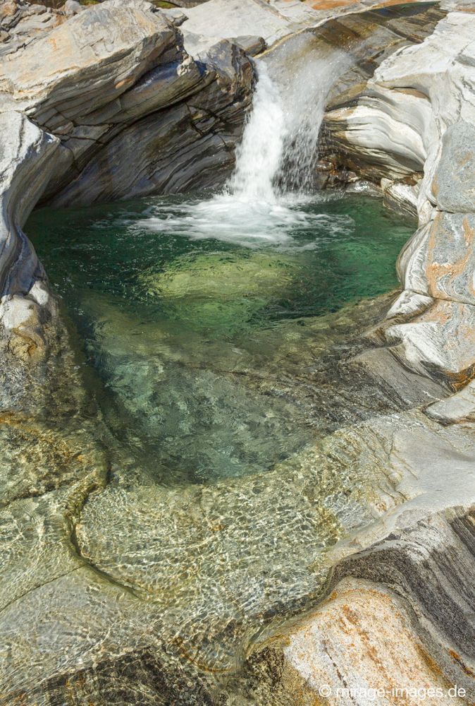 Ponte dei Salti a Lavertezzo
Valle Verzasca
Schlüsselwörter: Wildwasser Kulisse Flussbett Felsen Stein Struktur Wasser Frische klar sauber SÃ¼ÃŸwasser SchÃ¶nheit Natur natÃ¼rlich Landschaft Kraft meditativ fliessen kraftvoll Bewegung bewegen malerisch Tal draussen weich geschwungen Form Erosion Wirbel wild tÃ¼rkis 