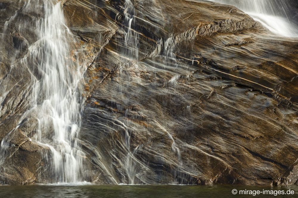 Wasserfall
Valle Maggia
Schlüsselwörter: Wildwasser Kulisse Flussbett Felsen Stein Struktur Wasser Frische klar sauber SÃ¼ÃŸwasser SchÃ¶nheit Natur natÃ¼rlich Landschaft Kraft meditativ fliessen kraftvoll Bewegung bewegen malerisch Tal draussen weich geschwungen Form Erosion Wirbel wild tÃ¼rkis 