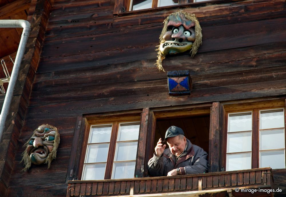 Spectator
Lötschental
Schlüsselwörter: Hausfassade, Holz, Mann, Gruss, Fenster, Zuschauer, authentisch, Fasnacht, Maske, Larve, Dämon, lebendig, dämonisch, Brauch, Brauchtum, Tradition, traditionell, Umzug, urig, urtÃ¼mlich, Anarchie, anarchisch, wild, wÃ¼st, ungehobelt,