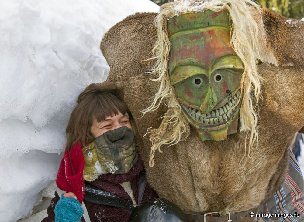 Kidnapped
Ltschental
Schlüsselwörter: Frau, gefangen, mundtot, Monster, authentisch, Fasnacht, Maske, Larve, urig, urtümlich, Anarchie, anarchisch, Trimhndschen, Handschuhe, alt, wild, wüst, ungehobelt, furchterregend, schrecklich, Schrecken, Angst, Furcht, Dämon, Brauch, Tradition, Fe