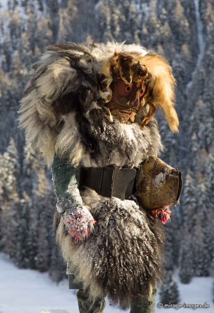 Nightmare
Ltschental
Schlüsselwörter: authentisch, Fasnacht, Maske, Fratze, Dmon, lebendig, dämonisch, Brauch, Brauchtum, Tradition, traditionell,Zhne, Stab, Berge, Fell, Glocke, Kuhglocke, furchterregend, schrecklich, Schrecken, Angst, Furcht, Schnee, Mythos, alt, wild, wüst, ungehobel