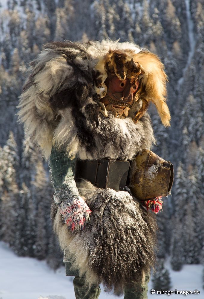 Nightmare
Lötschental
Schlüsselwörter: authentisch, Fasnacht, Maske, Fratze, Dämon, lebendig, dÃ¤monisch, Brauch, Brauchtum, Tradition, traditionell,Zähne, Stab, Berge, Fell, Glocke, Kuhglocke, furchterregend, schrecklich, Schrecken, Angst, Furcht, Schnee, Mythos, alt, wild, wÃ¼st, ungehobel