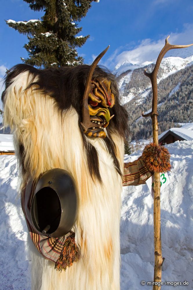 Wanderer
Lötschental
Schlüsselwörter: authentisch, Fasnacht, Maske, Fratze, DÃ¤mon, lebendig, dämonisch, Brauch, Brauchtum, Tradition, traditionell,Zähne, Stab, Berge, Fell, Glocke, Kuhglocke, furchterregend, schrecklich, Schrecken, Angst, Furcht, Schnee, Mythos, alt, wild, wÃ¼st, ungehobel