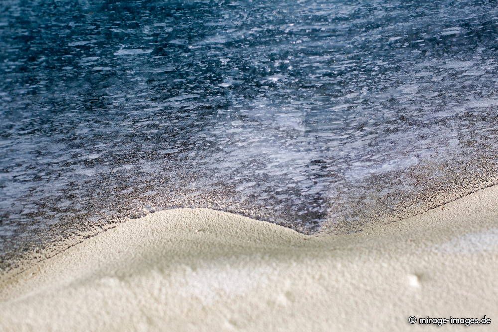 Frozen Wave
LÃ¶tschental
Schlüsselwörter: EndmorÃ¤nenlandschaft Gletscher HÃ¶hle EishÃ¶hle blau tÃ¼rkis weiss abstrakt Form Textur Struktur GemÃ¤lde Klimawandel CO2 Temperatur Relief Metamorphose Kristall Kristalle kristallin SÃ¼sswasser vereist eisig Eis gefroren Winter Frost KÃ¤lte kalt frieren