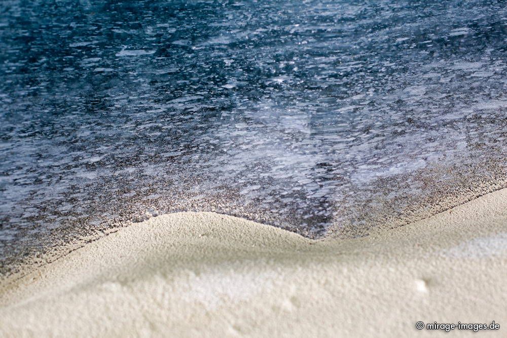 Frozen Wave
Lötschental
Schlüsselwörter: Endmoränenlandschaft Gletscher Höhle Eishöhle blau türkis weiss abstrakt Form Textur Struktur Gemälde Klimawandel CO2 Temperatur Relief Metamorphose Kristall Kristalle kristallin Süsswasser vereist eisig Eis gefroren Winter Frost Kälte kalt frieren