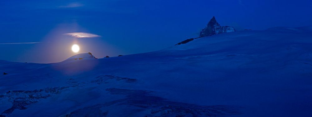 Moonrise Mont Cervin
Cabana Bertol
Schlüsselwörter: Schnee, Gletscher, majestÃ¤tisch, Eis, Licht, Schatten, Landschaft, fantastisch, rauh, rau, Felsen, hochalpin, Natur, natÃ¼rlich, Stille, ursprÃ¼nglich, zerbrechlich, kraftvoll, mÃ¤chtig, Magie, Geheimnis, Massiv, wandern, Wanderung, Hochgebirge, alpin, A