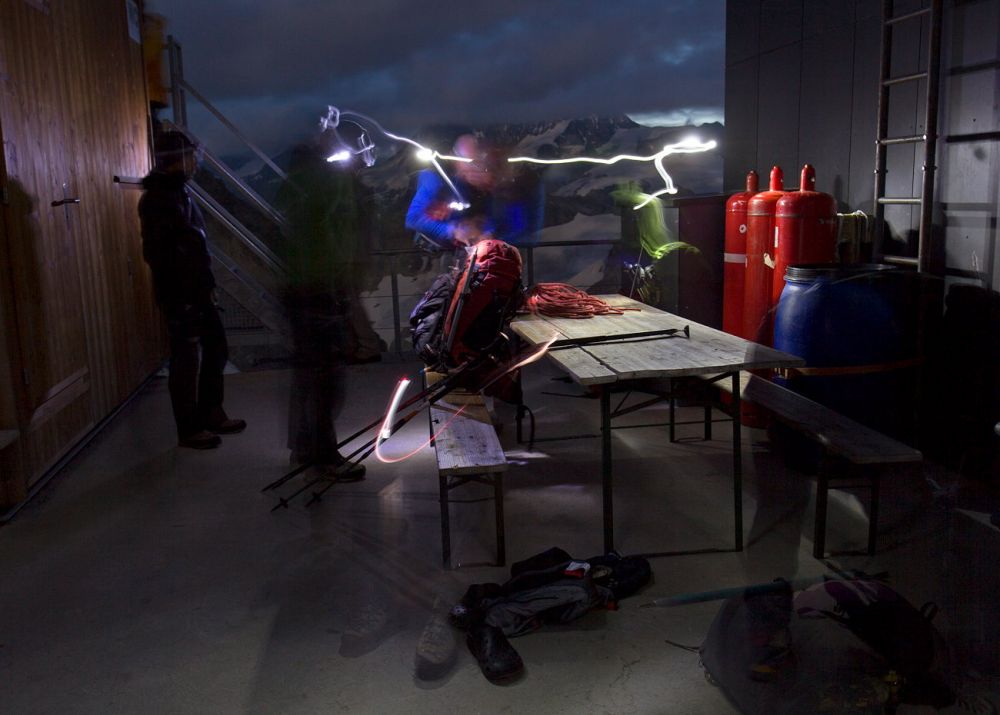 Concentration
Cabane Bertol 
Schlüsselwörter: Nacht, Lampen, Kälte, kalt, Seilschaft, Gruppe, Bergsteiger, Gletscher, Überquerung, blau, früh, Berge, Felsen, Freiheit, Herausforderung, Abenteuer, Schnee, Eis, Stirnlampen, Dunkelheit, dunkel, Vorbereitung, Abenteuer, Abenteurer,