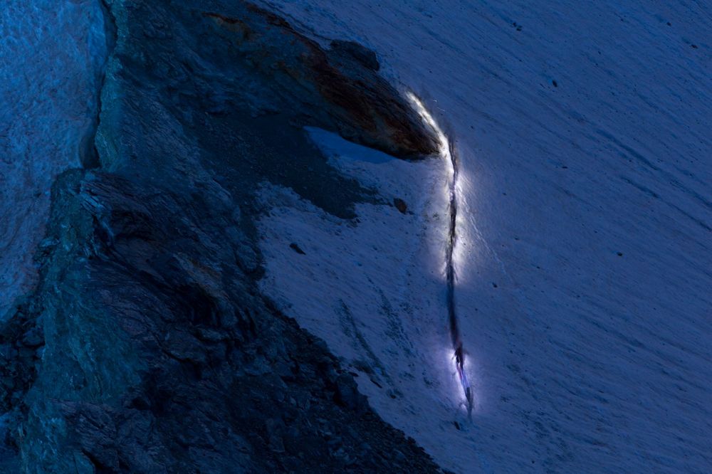 Glacier Crossing
Cabane Bertol 
Schlüsselwörter: Nacht, Lampen, KÃ¤lte, kalt, Seilschaft, Gruppe, Bergsteiger, Gletscher, Ãœberquerung, blau, frÃ¼h, Berge, Felsen, Freiheit, Herausforderung, Abenteuer, Schnee, Eis, Stirnlampen, Dunkelheit, dunkel, Wurm, Reihe, 