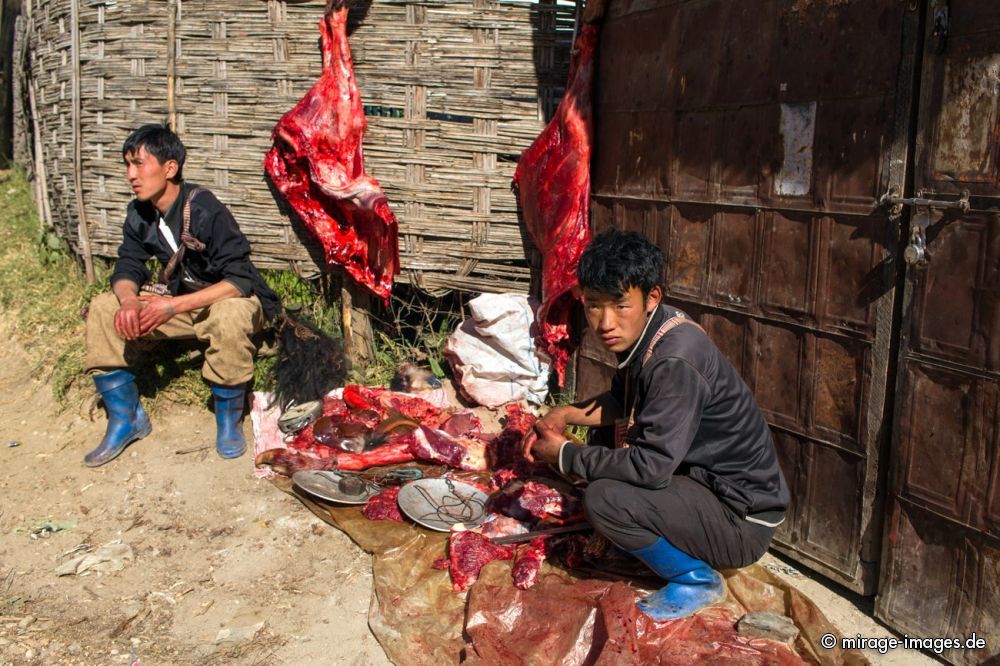 Yak Market
West Kamen Dirang
Schlüsselwörter: Fleisch Ernährung rot roh Verkäufer Käufer Tradition Yak Yakfleisch Hygiene Sonne Personen Verkauf Fleischer schlachten Farbe Mann draussen Tier Tod Huf tot unhygienisch verderben Blut blutig Einheimischer archaisch Alltag Handel Rind animalisch Markt