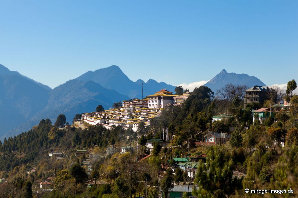 Galden Namgey Lhatse
Tawang
Schlüsselwörter: Buddhismus Glauben Religion Kloster Dalai Lama tibetisch Lama Sakyamuni Gompa heilig Heiligtum SchÃ¶nheit Natur Berg Mahayana Architektur Himmel blau Berge erhaben majestÃ¤tisch romantisch geweiht buddhistisch Zufluchtsort